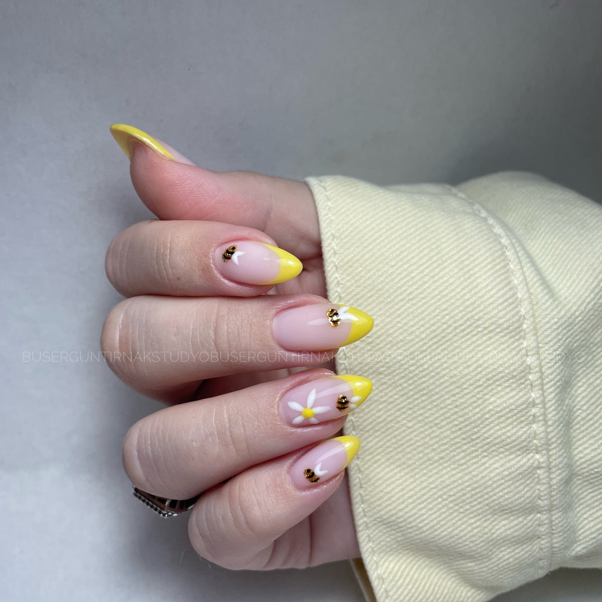 Sarı french ve çiçek detaylı nail art tasarımı